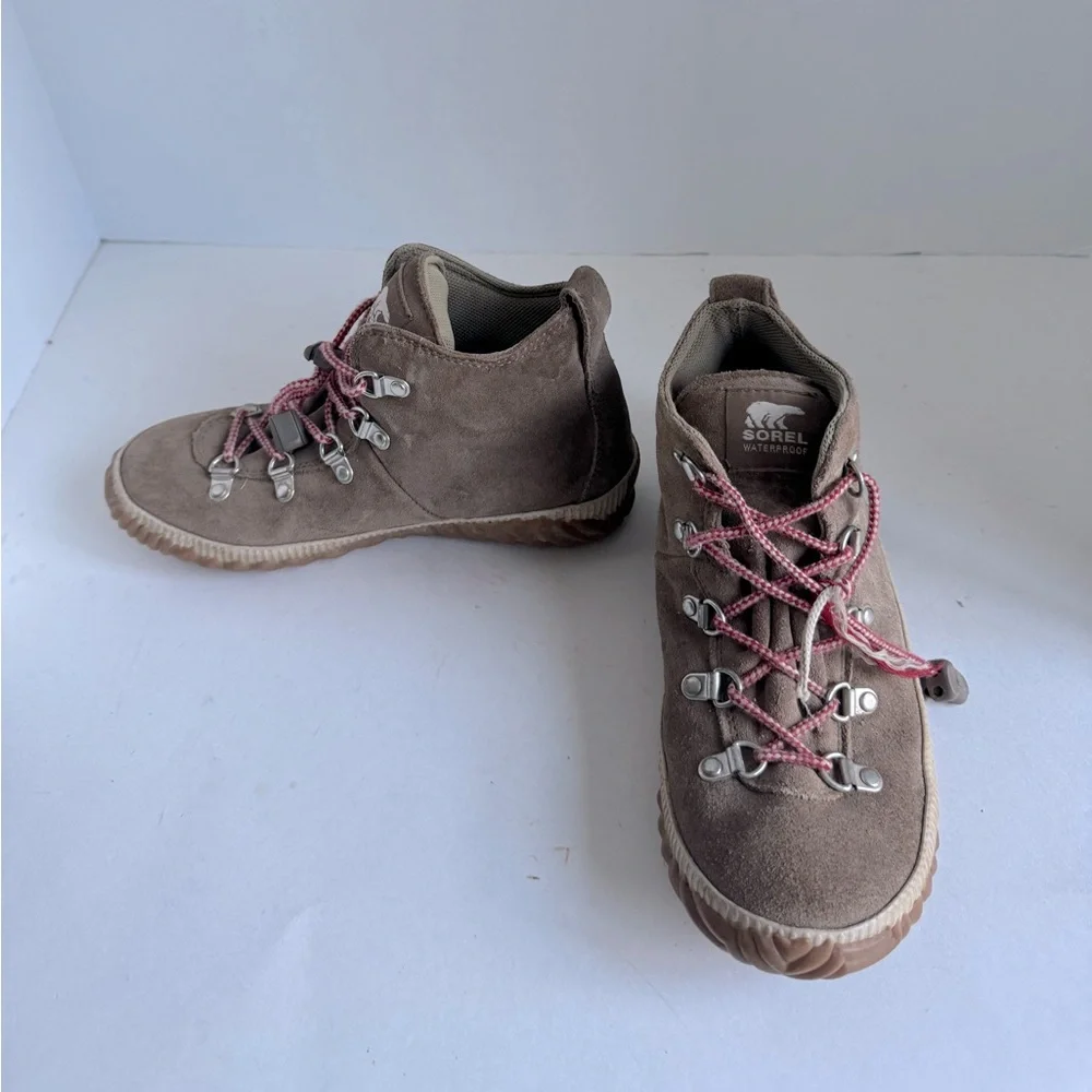 Sorel Kid's Out N About Conquest Boots Waterproof hiker-inspired boots. Size 4